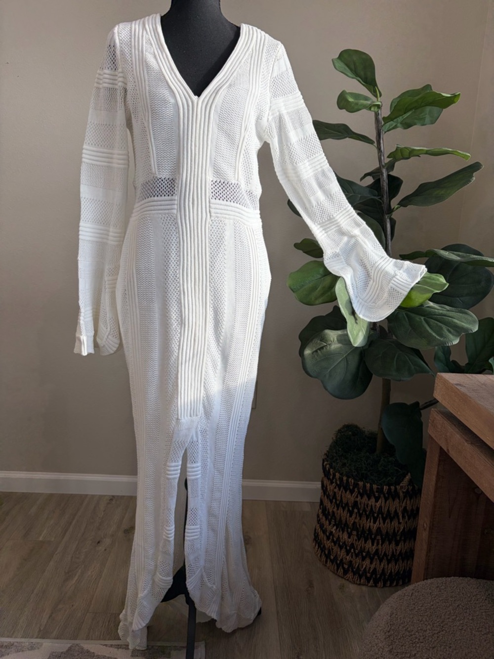 VENUS White Crochet Maxi Dress with V-Neck and Flared Sleeves - Picture 2 of 4